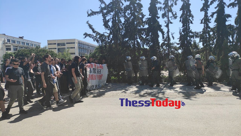 Θεσσαλονίκη: Με αποδοκιμασίες και συνθήματα αποχώρησαν τα ΜΑΤ από το ΑΠΘ